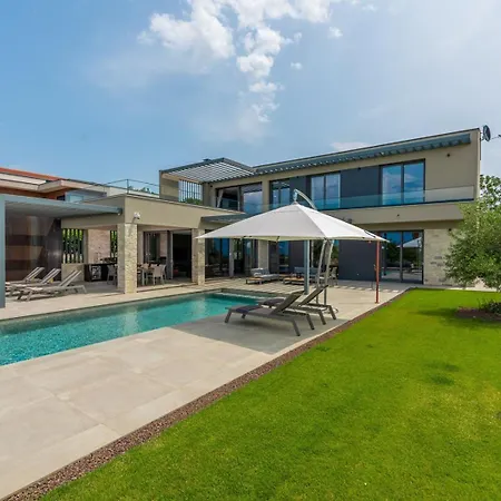 Visignano With Private Pool, Bbq And Jacuzzi Strpacici