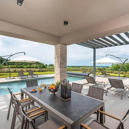 Villa Visignano With Private Pool, Bbq And Jacuzzi Strpacici
